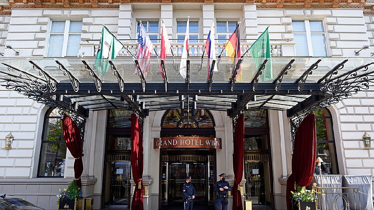 Chinese FM stresses diplomatic means in resolving Iran nuclear issue