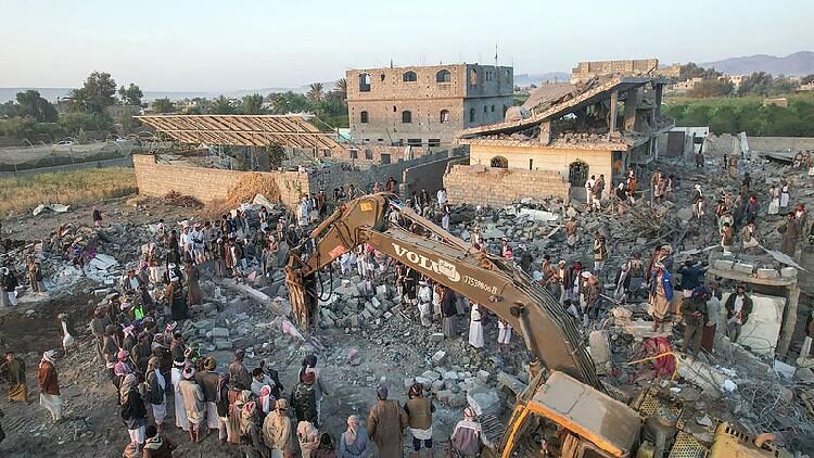 Houthi group targets U.S. aircraft carrier amid fresh U.S. airstrikes