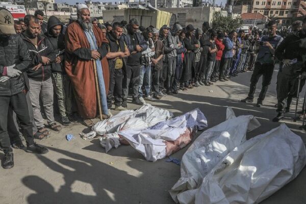 Ceasefire in Gaza Threatened as Fighting Resumes π Israeli strikes in Gaza kill hundreds, threatening truce's collapse