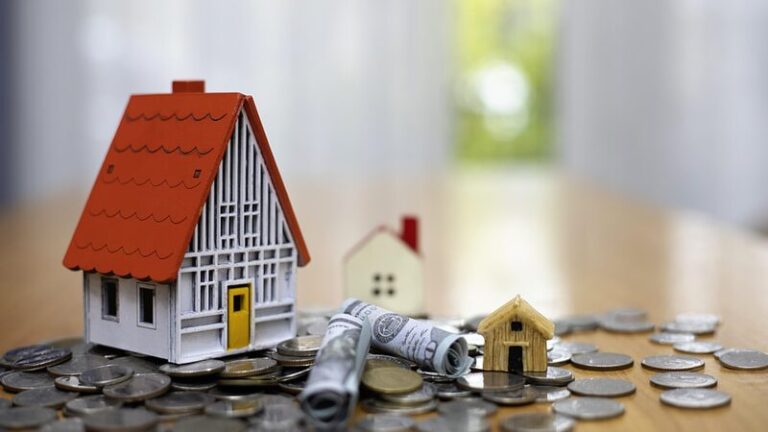 Minister: China will resolutely stabilize real estate market video poster