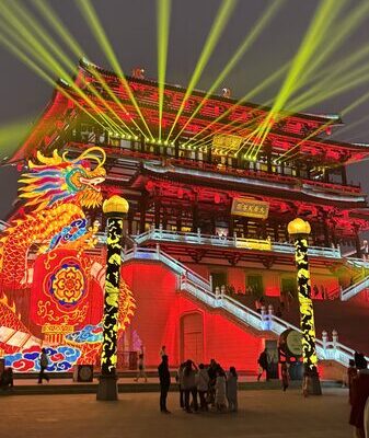 Discover the Magic of Xi’an’s Tang Paradise at Night! Night stroll in Tang Paradise: Xi'an's illuminated royal charm garden video poster