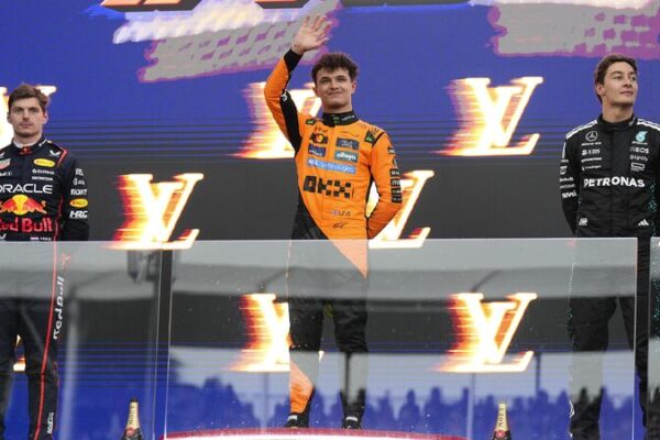 Thrilling Victory for Lando Norris in Wet Australian Grand Prix! ๐๐ง๏ธ Norris holds off Verstappen to win wet and wild F1 opener in Australia