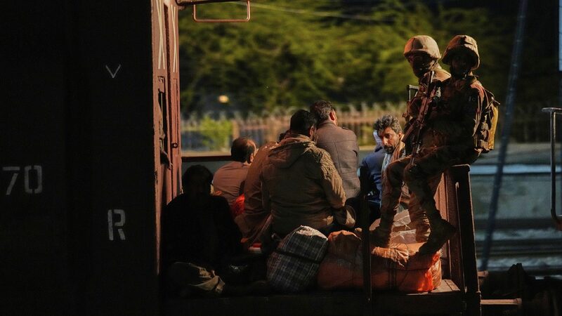 Pakistani army ends train standoff, says 21 hostages, 4 troops killed