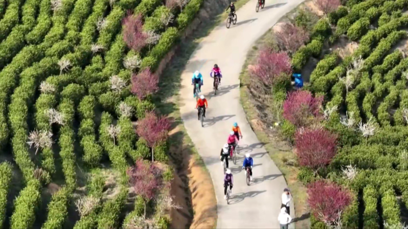 Spring economic boom fuels outdoor gear sales and new consumer trends video poster