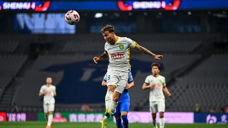 Ten-man Beijing Guoan hold Shanghai Shenhua 2-2 on road