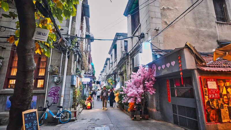 These narrow alleys used to be home to Wuhan's wealthy video poster
