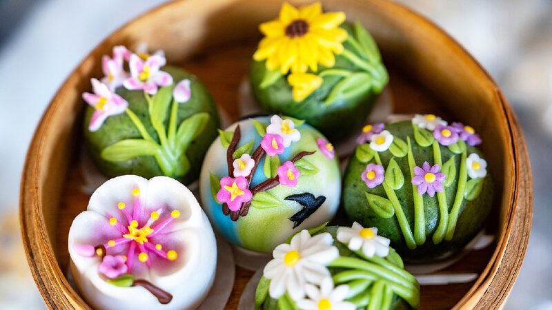 Traditional Qingming rice cakes get a colorful twist
