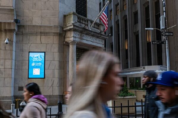 US Consumers Feeling Worried: Confidence Drops for Third Month ๐ U.S. consumer sentiment slumps for third month amid tariff chaos