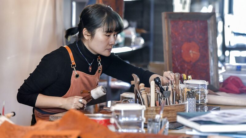 Urumqi artisan devotes years to leather carving