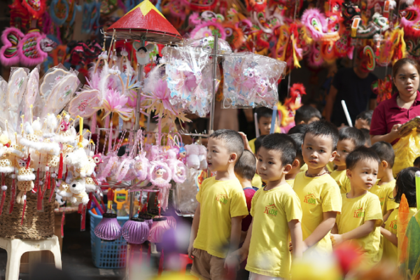 Vietnam’s Mid-Autumn Festival: A Moonlit Celebration for Kids! ๐๐ Vietnam's Mid-Autumn Festival: A festive celebration for children