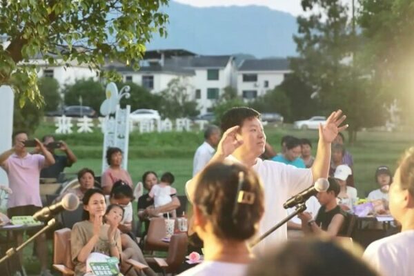 Zhijiang Village’s Colorful Nights: A Burst of Art and Culture! Village in east China embraces artistic trends video poster