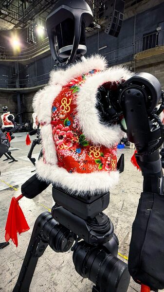 Yang Bot: The Dancing Robot That Blends Tradition with Tech! ๐๐ค Yang Bot: AI meets traditional Yangko dance video poster