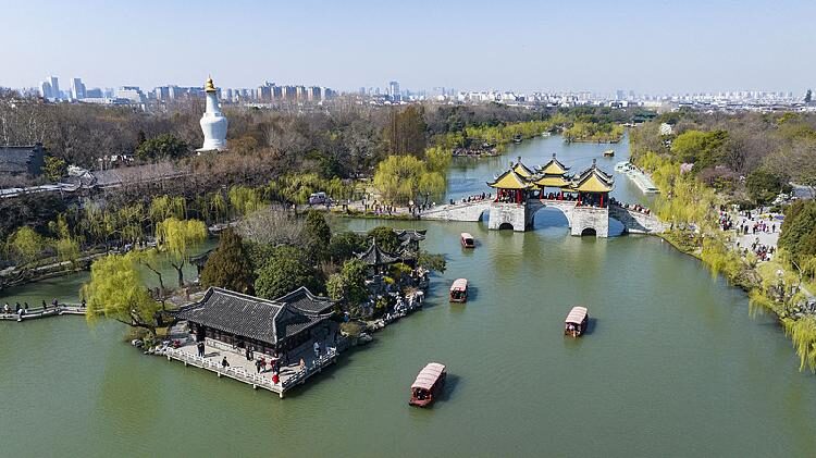 Yangzhou's Slender West Lake sparkles in spring