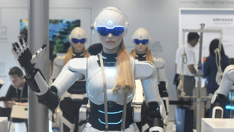 AI humanoid robots impress at Auto Shanghai 2025