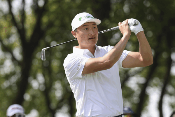 China's Li storms back into contention on day two of Volvo China Open