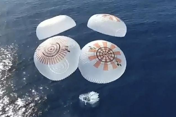 Four Space Tourists Make History, Orbit Earth Over the Poles! ππ Four space tourists back to Earth from polar orbit trip