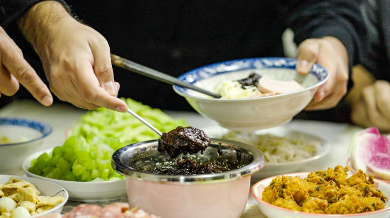 Homemade fried sauce noodles: Crafting Beijing hospitality