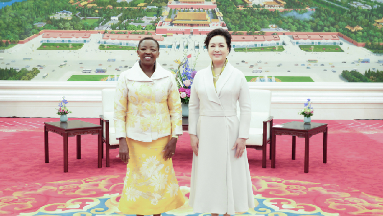 Peng Liyuan chats over tea with wife of Kenyan president