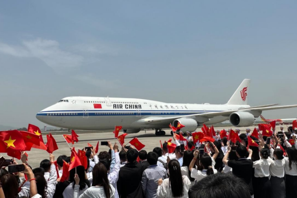 Building Friendship: China and Vietnam Work Together for a Bright Future President Xi Jinping arrives in Vietnam's Hanoi for state visit