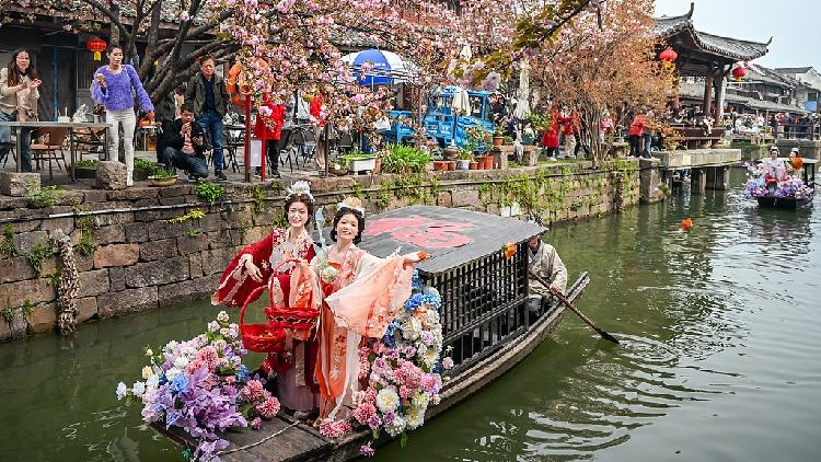Traditional_silkworm_flower_temple_fair_lights_up_Huzhou - My Global News: Young Voices Traditional silkworm flower temple fair lights up Huzhou