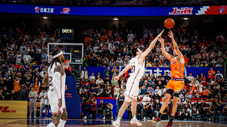 Tyler Harvey beats buzzer for Shanghai to beat Guangdong, tie series