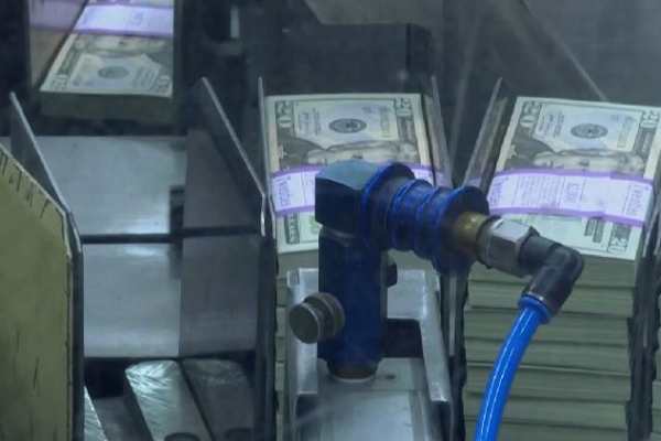 Is the U.S. Dollar Losing Its Sparkle? 💵✨ U.S. dollar's confidence crisis deepens as capital shifts east