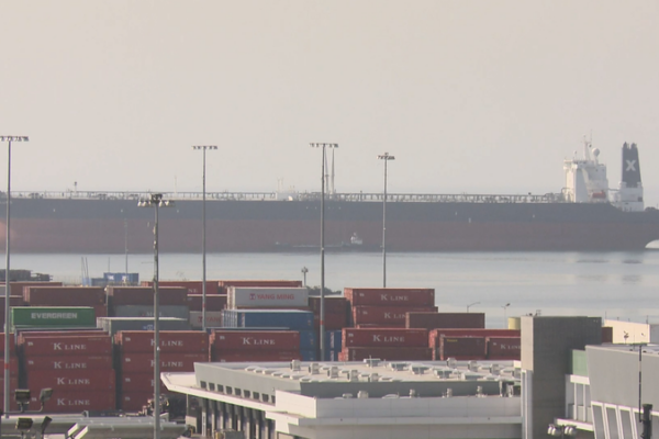 U.S. Rethinks Extra Fees on Ships from the Chinese Mainland 🚢 U.S. plans new fees for ships linked to China video poster