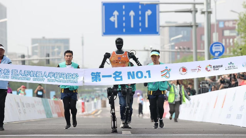 World's first humanoid half-marathon held in Beijing