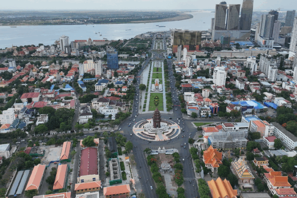Xi Jinping arrives in Phnom Penh for state visit to Cambodia