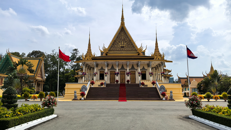 Xi Jinping meets Cambodian King Norodom Sihamoni
