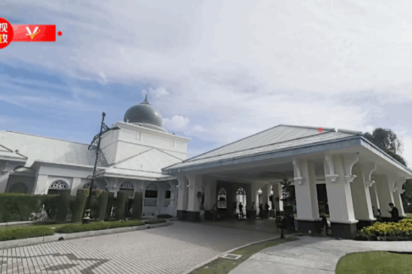 China and Malaysia Leaders Exchange Cooperation Documents ๐ค Xi, Malaysian PM attend cooperation documents exchange ceremony