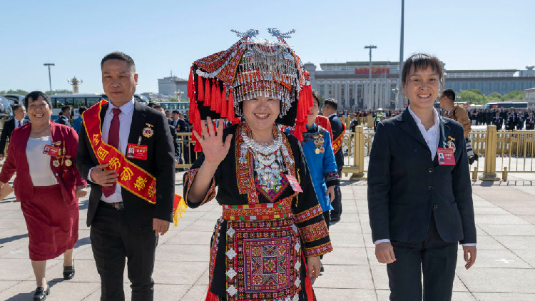 Xi urges pooling strength of working class for national rejuvenation