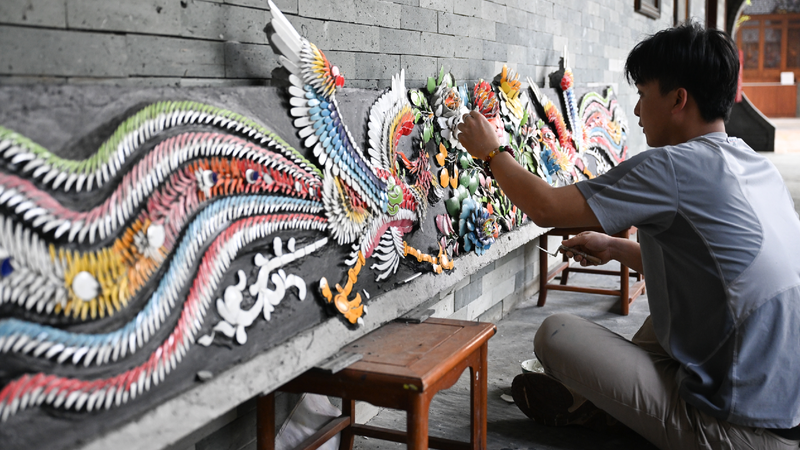 Young artisan brings Chaozhou porcelain inlay into modern life