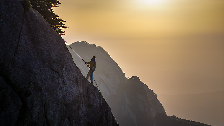 20_years_on_the_edge_Meet_the_cliffside_cleaners_of_Tianzhu_Mountain - My Global News: Young Voices 20 years on the edge: Meet the cliffside cleaners of Tianzhu Mountain