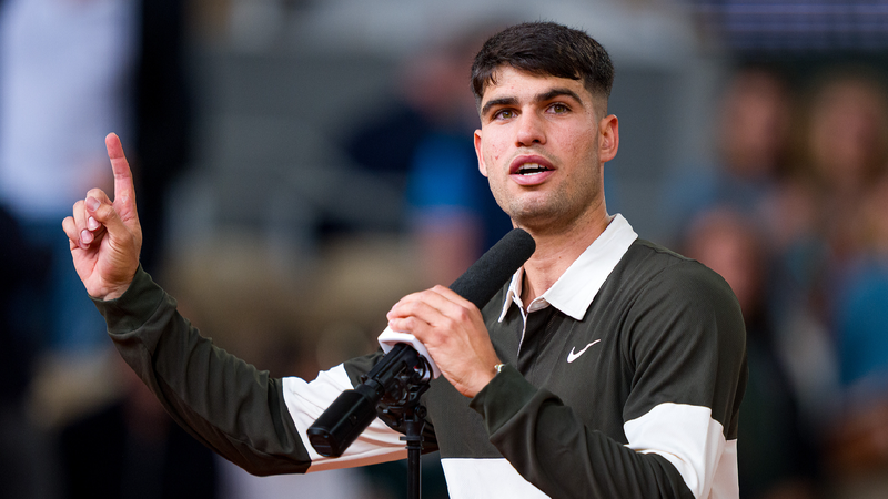 Alcaraz Sings with Fans after Winning at French Open 🎾🎤 Alcaraz sings to French Open fans after winning second-round match