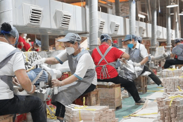 How Lipu, China’s Hanger Capital, Stays Strong in Tough Times! πͺ Amid global headwinds, China's 'hanger capital' Lipu shows resilience