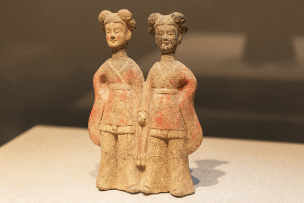 Ancient Figurine Inspires Hand-in-Hand Fun at Museum Ancient figurine of hand-in-hand women draws hanfu-clad duos