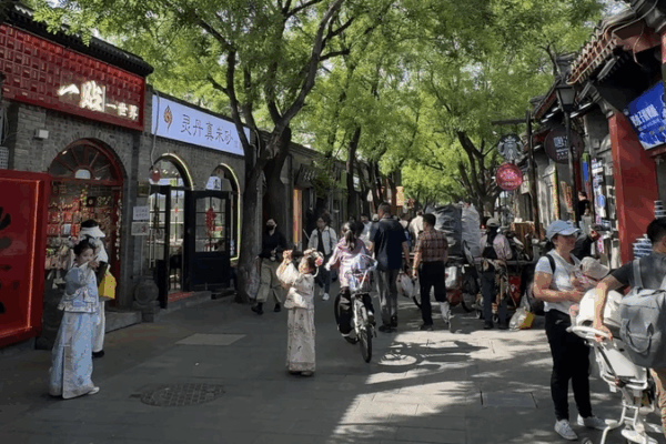 Discovering Beijing’s Hidden Side: How Locals Enjoy Their City ๐ Beyond the crowds: How locals enjoy Beijing video poster
