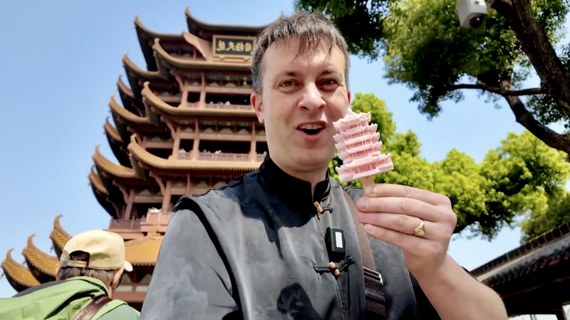 British vlogger and his fans fall in love with China video poster