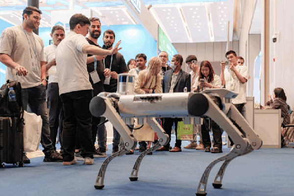China’s Canton Fair: How Cool Tech Is Beating U.S. Tariffs! π Canton Fair shows how Chinese firms are breaking U.S. tariff barriers