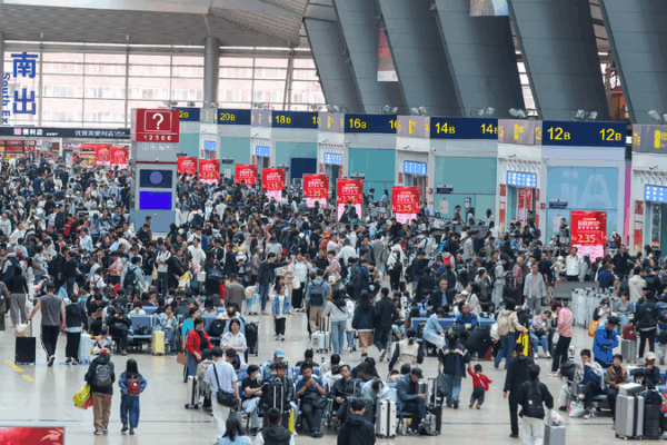 China’s May Day Holiday Sparks Massive Travel Boom! ππ China's May Day holiday drives surge in travel