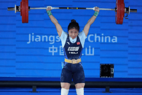 China’s Zhang Haiqin Breaks Records at Asian Weightlifting Championships! 🏋️♀️ China's Zhang Haiqin shines at Asian Weightlifting Championships