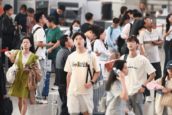 Choo Choo! China’s Trains Are Packed for Dragon Boat Festival ๐๐ China's railway travel surges as Dragon Boat Festival holiday begins