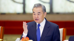 Chinese FM meets African envoys in Beijing
