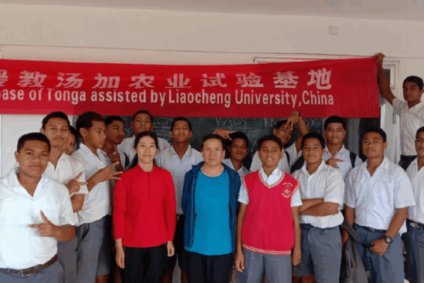 Chinese Teacher Helps Transform Farming in Tonga π΄π½ Chinese agronomy teacher recounts teaching in Tonga, plans return