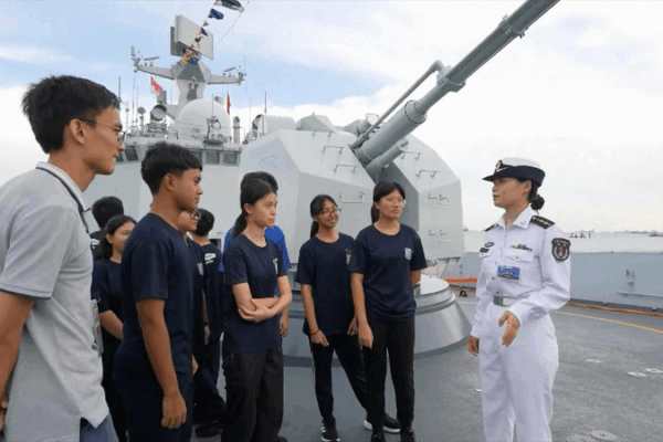 Explore the Chinese Navy’s Cool Warship Xuchang at Singapore’s Big Maritime Expo! 🚢 Chinese frigate opens to public at Singapore exhibition
