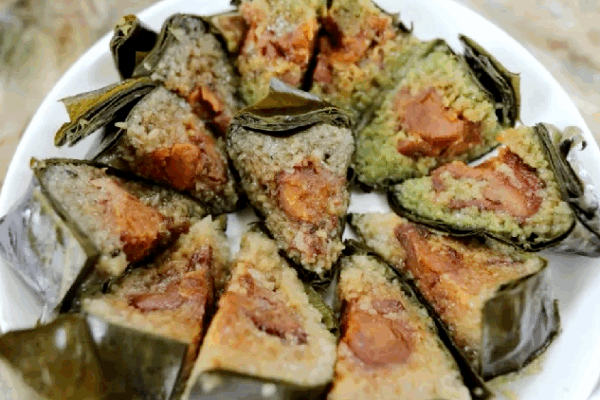 Ding’an Black Pork Zongzi: Hainan’s Yummiest Dragon Boat Festival Treat! 🍙 Ding'an Black Pork Zongzi: A top-tier choice in Hainan's zongzi family