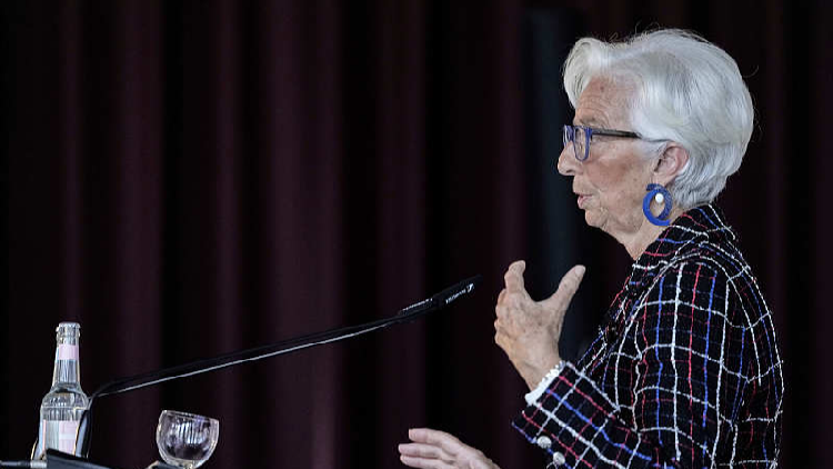 ECB chief calls for stronger role of euro, points to dollar decline