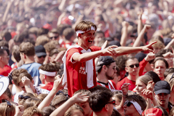 PSV’s Epic Comeback: Fans Celebrate Dramatic Dutch League Win! ⚽🎉 Fans celebrate PSV Eindhoven winning club's 26th Eredivisie title