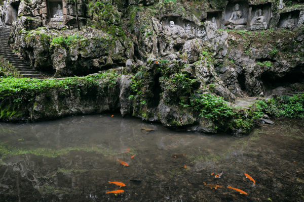 Discover Hangzhou’s Feilai Peak: Ancient Statues and Limestone Wonders! Hangzhou's Feilai Peak: Ancient Grottoes Amidst Limestone Splendor